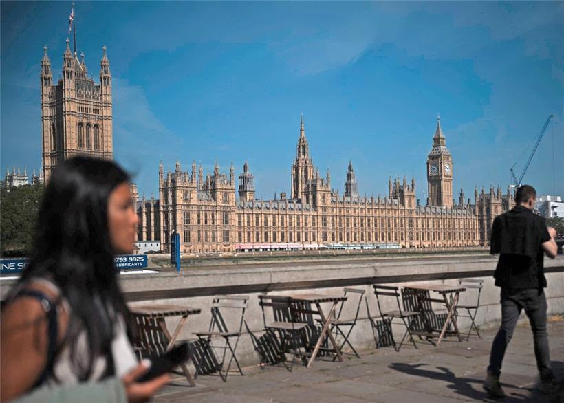 Boris Johnson hat das britische Unterhaus mehrfach wissentlich belogen. Zu der Schlussfolgerung kommt ein Untersuchungsbericht, der am Montagabend mit 354 zu sieben Stimmen angenommen wurde.
