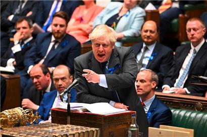 Boris Johnson im Parlament: Dem britischen Premier laufen die Minister davon
