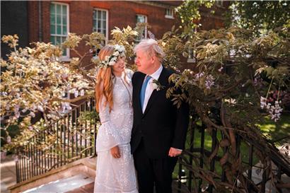 Boris Johnson und Carrie Symonds haben heimlich geheiratet. Ein offizielles Foto zeigt das frisch vermählte Paar im Rosengarten von Downing Street. Fotografen des Boulevards waren bei der Hochzeit nicht zugelassen. 
