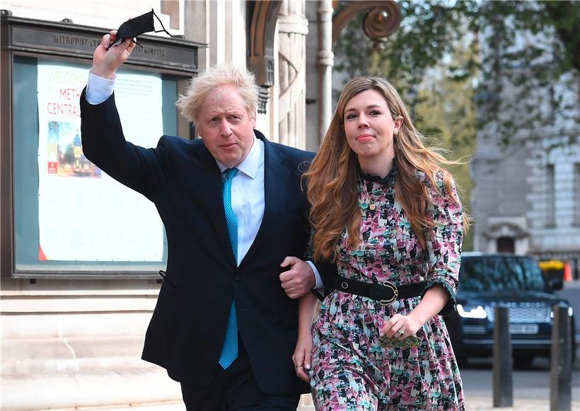 Boris Johnson und Carrie Symonds kommen am 6. Mai aus der Methodist Central Hall, wo sie bei den Londoner Bürgermeisterwahlen ihre Stimmen abgegeben haben
