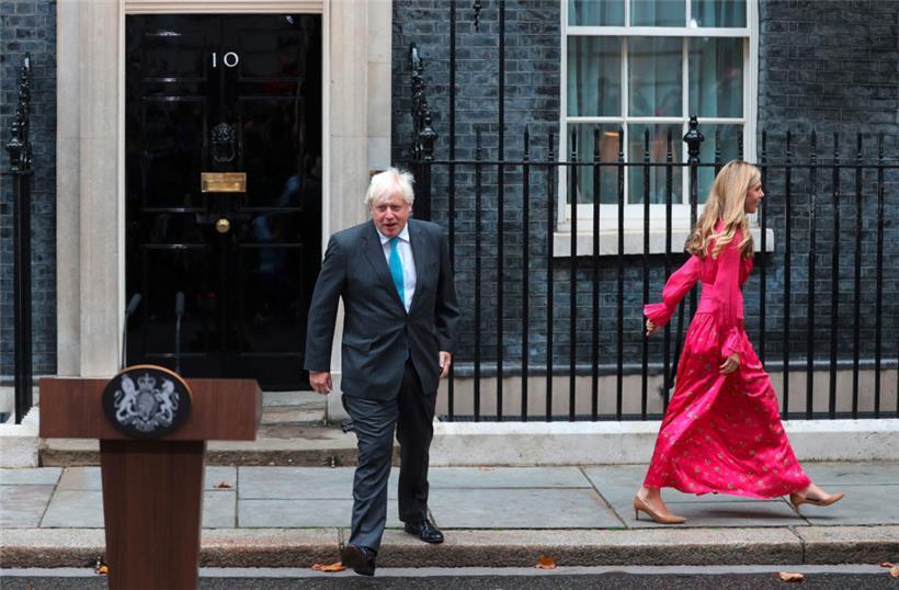 Boris Johnson und seine Frau Carrie haben die Downing Street am Dienstagmorgen verlassen
