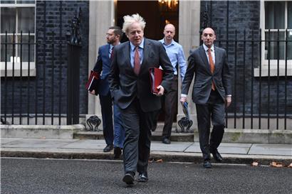Boris Johnson verlässt seinen Amtssitz: Dem ehemaligen EU-Kommissionspräsidenten Jean-Claude Juncker war es geglückt, den britischen Premier bei einem Essen auf den Brexit-Vertrag einzuschwören. Wird seine Nachfolgerin Ursula von der Leyen heute Abend ebenso erfolgreich sein?
