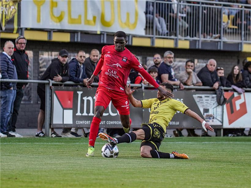 Boris Mfoumou verpasst Chancen im Fußballspiel, Niederkorner Team erschöpft und verliert Energie am Spielfeldrand