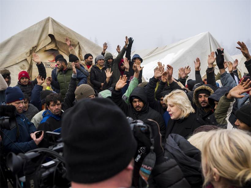 Dunja Mijatović spricht 2019 im Flüchtlingslager Vucjak in Bosnien-Herzegowina mit Migranten über Menschenrechte.