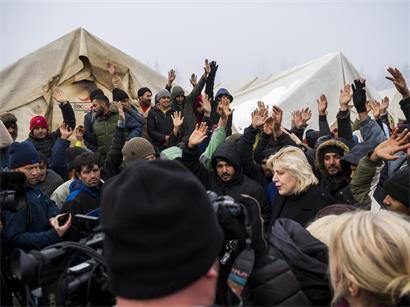 Dunja Mijatović spricht 2019 im Flüchtlingslager Vucjak in Bosnien-Herzegowina mit Migranten über Menschenrechte.