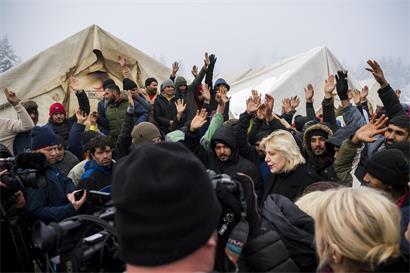 Dunja Mijatović spricht 2019 im Flüchtlingslager Vucjak in Bosnien-Herzegowina mit Migranten über Menschenrechte.