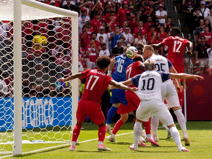 Bosniens Jovo Lukic erzielt das 0:1 Tor bei internationalem Fußballspiel, jubelnd mit Teamkollegen auf dem Feld