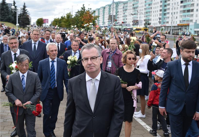 Botschafter vor allem aus europäischen Staaten, mit an der Spitze dem Vertreter der Europäischen Union in Belarus, Dirk Schuebel (M.), unterstützten gestern indirekt die Proteste, indem sie sich zu dem Ort begaben, an dem ein Demonstrant am Montag gestorben ist
