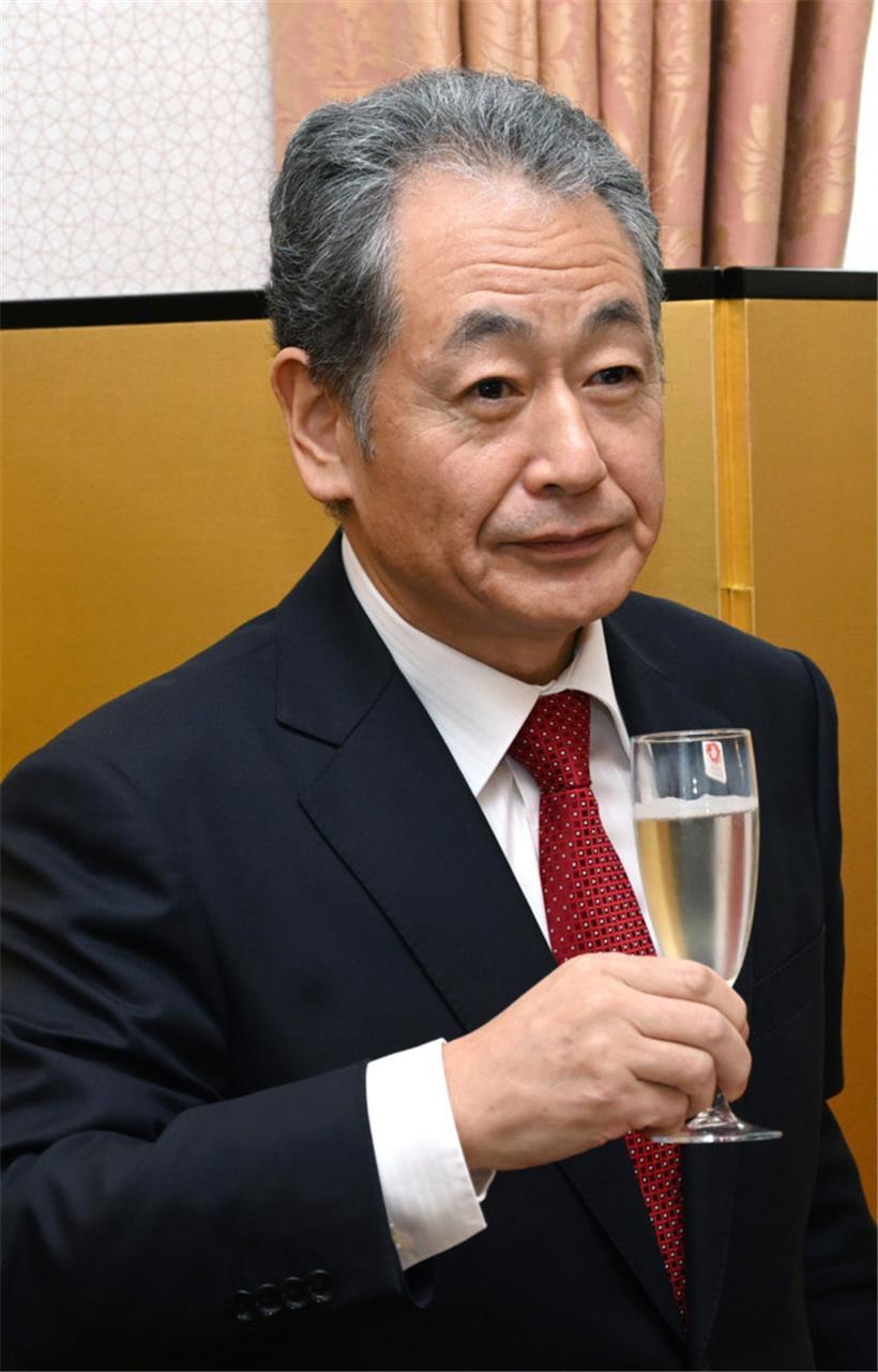 Botschafter Matsubara hebt sein Glas auf Kaiser Nauruhito
