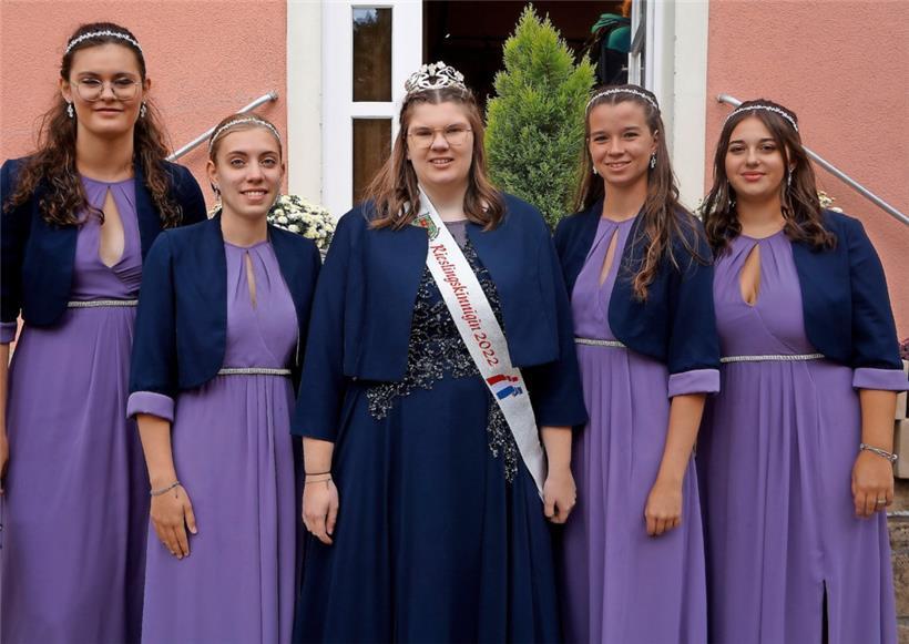 Botschafterinnen der „Königin der Reben“: (v.l.) Tessy Marx, Sara Rinnen, Rieslingkönigin Céline Max, Anne Kelsen und Lilli Hippert
