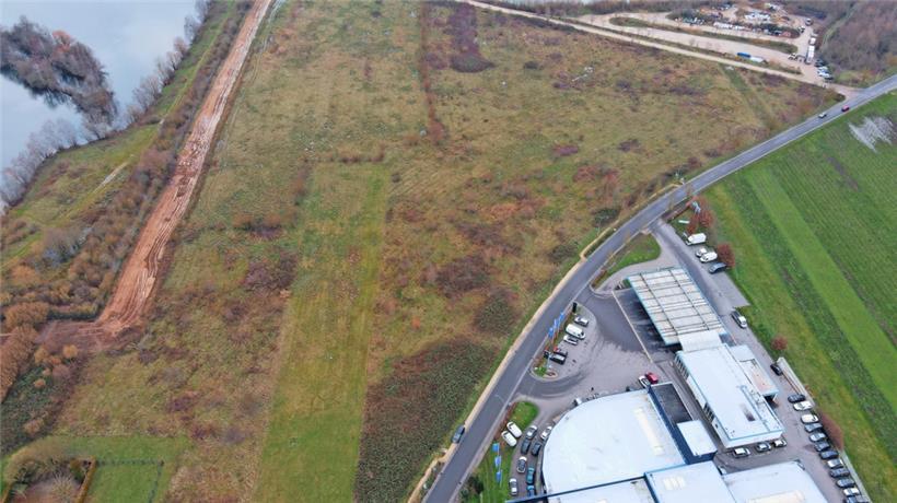 Brachliegendes Terrain am Eingang von Remerschen. Hier ist Platz für Schule, Sporthalle und Rettungsdienste.
