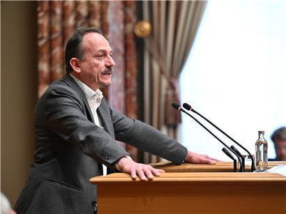 Abgeordneter Marc Baum (déi Lénk) präsentiert Vorschlag zur Verfassungserweiterung für Schwangerschaftsabbruch im Parlament