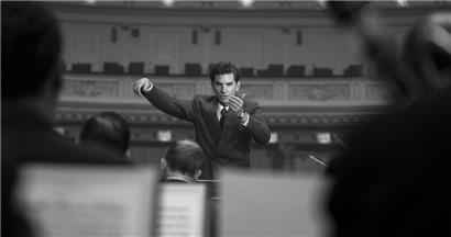 Bradley Cooper als Leonard Bernstein in seinem „Maestro“
