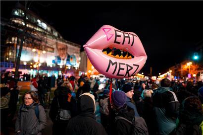 „Brandmauer statt Brandstiftung“ – Menschen auf einer Kundgebungvon Amnesty International, Seebrücke und anderen Organisationen vor der CDU Zentrale am Mittwoch 
