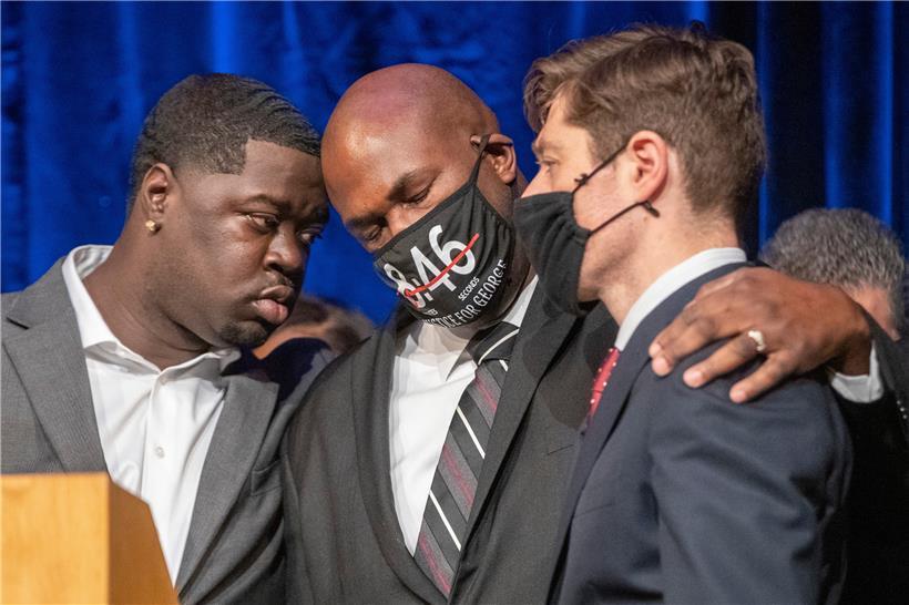 Brandon Williams, Neffe von George Floyd (links), Philonise Floyd, jüngerer Bruder von George Floyd (Mitte), und Jacob Frey, Bürgermeister von Minneapolis (rechts), stehen bei einer Pressekonferenz in Minneapolis (USA) auf der Bühne neben Vertretern der Stadtverwaltung, Angehörigen von George Floyd und Anwälten. Fast ein Jahr nach dem Tod des Afroamerikaners George Floyd bei einem Polizeieinsatz…
