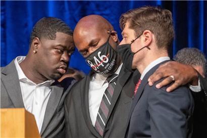Brandon Williams, Neffe von George Floyd (links), Philonise Floyd, jüngerer Bruder von George Floyd (Mitte), und Jacob Frey, Bürgermeister von Minneapolis (rechts), stehen bei einer Pressekonferenz in Minneapolis (USA) auf der Bühne neben Vertretern der Stadtverwaltung, Angehörigen von George Floyd und Anwälten. Fast ein Jahr nach dem Tod des Afroamerikaners George Floyd bei einem Polizeieinsatz…
