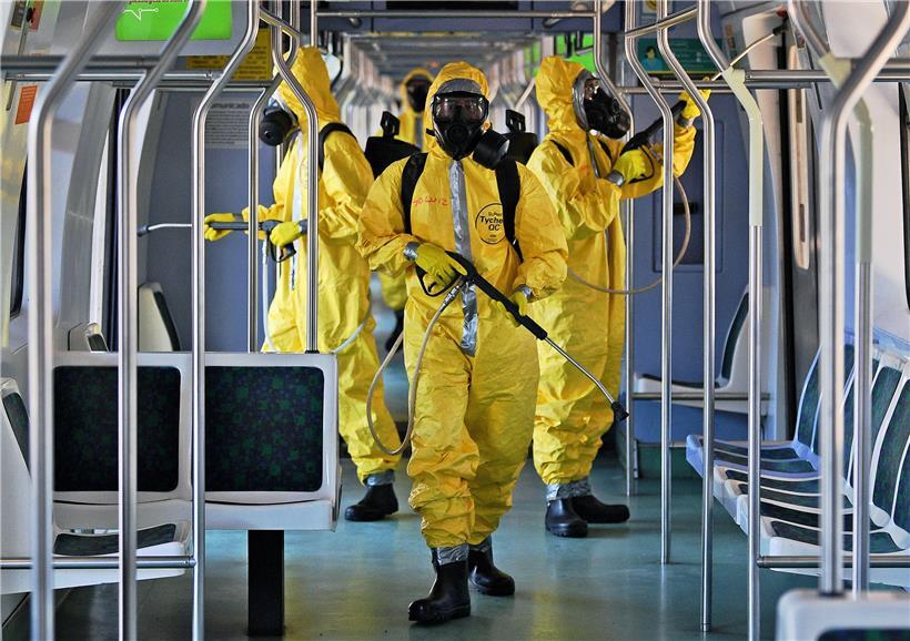 Brasiliens Armee bei Desinfektionsarbeiten: Staatschef Jair Bolsonaro gerät inmitten der Corona-Krise in Bedrängnis – eine Frage ist, wie autoritäre Staatslenker mit der Pandemie und den Folgen umgehen
