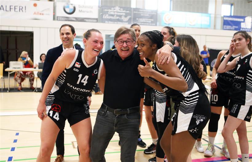 Braucht ein Umfeld, in dem sie sich wohlfühlt: Shalonda Winton (r.) hier mit Teamkollegin Laina Snyder (l.) und T71-Präsident Marcel Wagener (Mitte)

