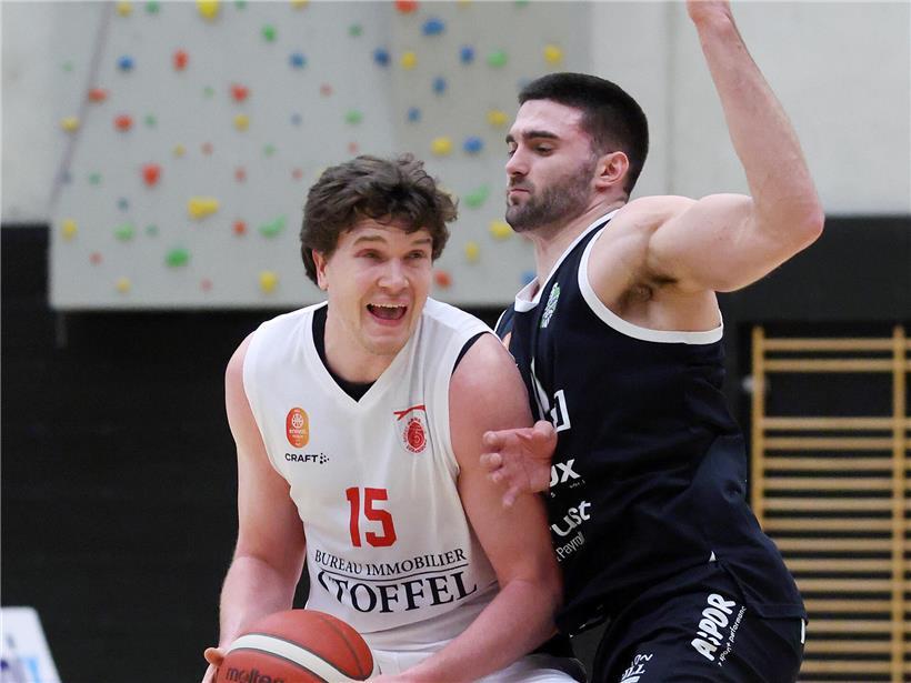 Brendan Temple in weißem Trikot erzielt entscheidenden Treffer und wird Matchwinner am Samstag