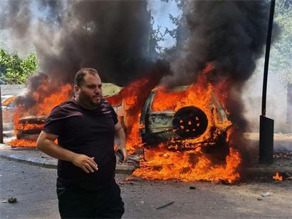 Brennende Autos nach israelischem Luftangriff in südlicher Hafenstadt, Zerstörung und Feuer am Einsatzort