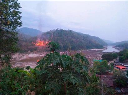 Brennende Militärbasis im Dschungel: Myanmars Armee gerät auch an Thailands Grenze unter Druck
