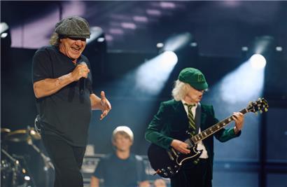 Brian Johnson (76) und Angus Young (69)
