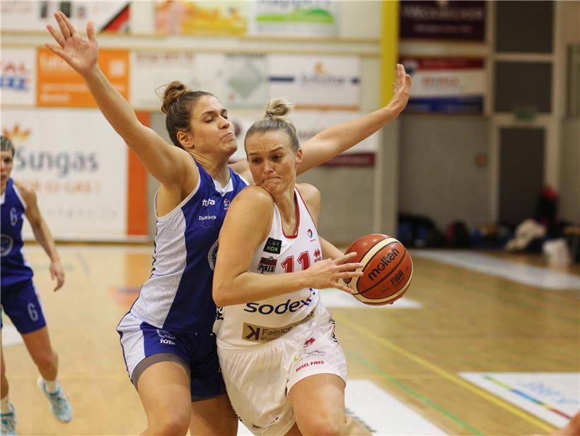 Bridget Yoerger (in Weiß) bestreitet ihre zehnte Saison in Luxemburg und ihre vierte bei den Musel Pikes
