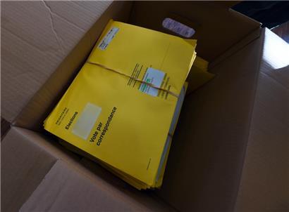 Briefwahlumschläge für die Chamberwahlen 2018 in einem Escher Wahlbüro 
