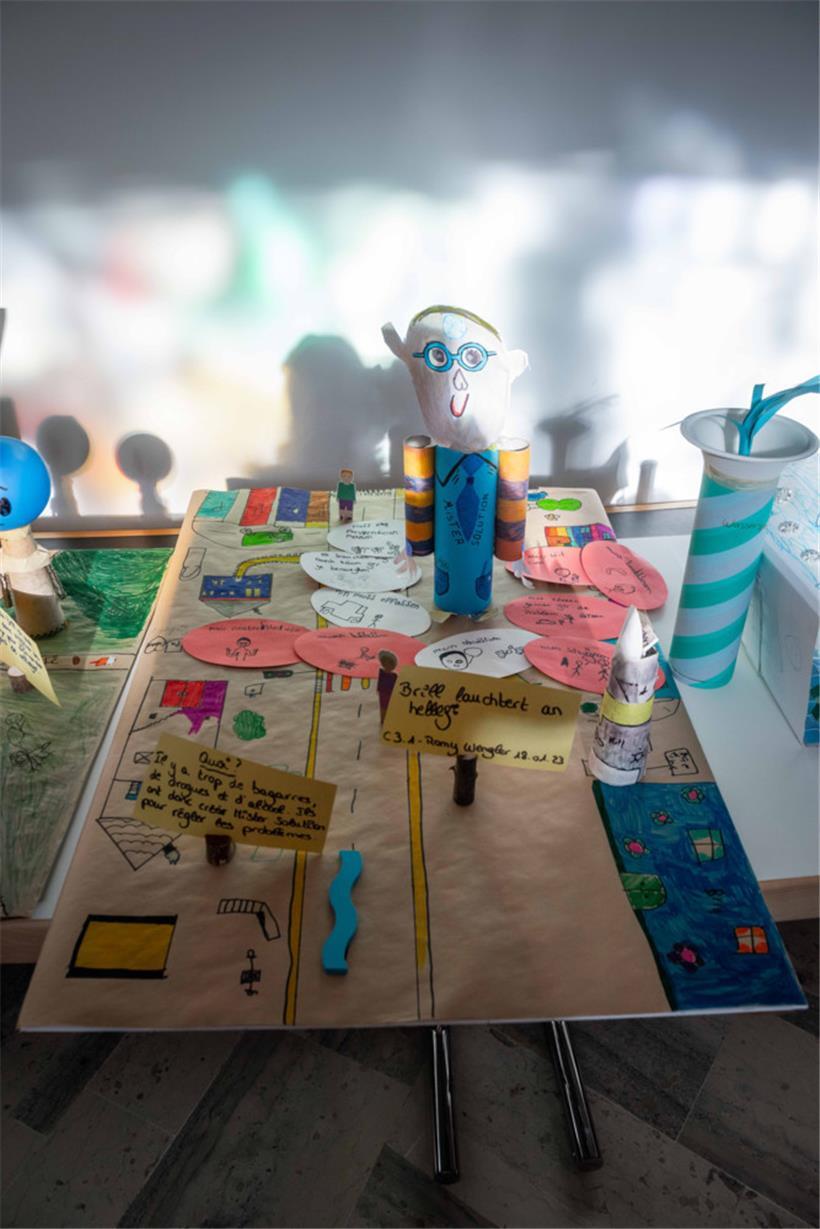 „Brill lauschtert an hëlleft“