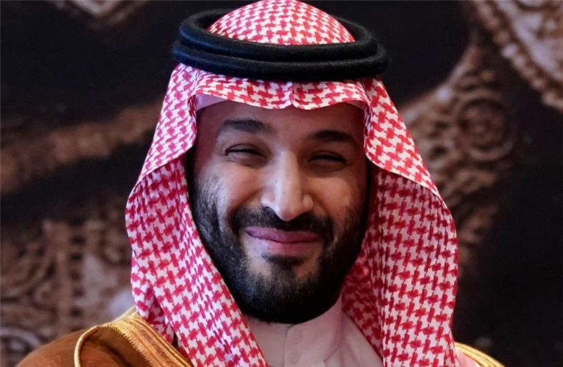 Bringt Journalisten um, hat Europa aber dafür von Cristiano Ronaldo erlöst: seine königliche Despotierlichkeit, Mohammad bin Salman bin Abdulaziz Al Saud, Oberkerkermeister des nach ihm benannten Nationalstaats, während er die Hand von Indiens Premierminister Narendra Modi (nicht im Bild) schüttelt
