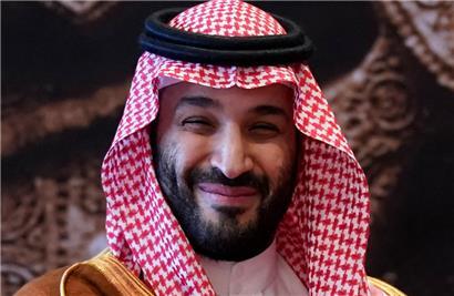 Bringt Journalisten um, hat Europa aber dafür von Cristiano Ronaldo erlöst: seine königliche Despotierlichkeit, Mohammad bin Salman bin Abdulaziz Al Saud, Oberkerkermeister des nach ihm benannten Nationalstaats, während er die Hand von Indiens Premierminister Narendra Modi (nicht im Bild) schüttelt
