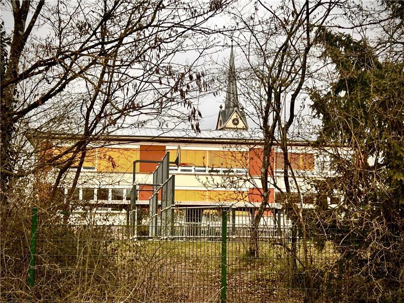 Frustriertes Schulkind vor Wahlurne symbolisiert Unklarheit bei Schulreferendum und Bildungsentscheidung