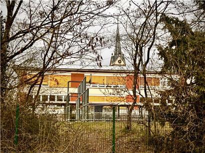 Frustriertes Schulkind vor Wahlurne symbolisiert Unklarheit bei Schulreferendum und Bildungsentscheidung