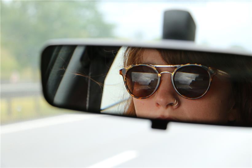 Briser les codes, c’est le but du voyage de Nora Wagner, vissée au goût des mots, à sa voiture – „ma maison mobile“ – mais sans smartphone, „un module d’espionnage“ 
