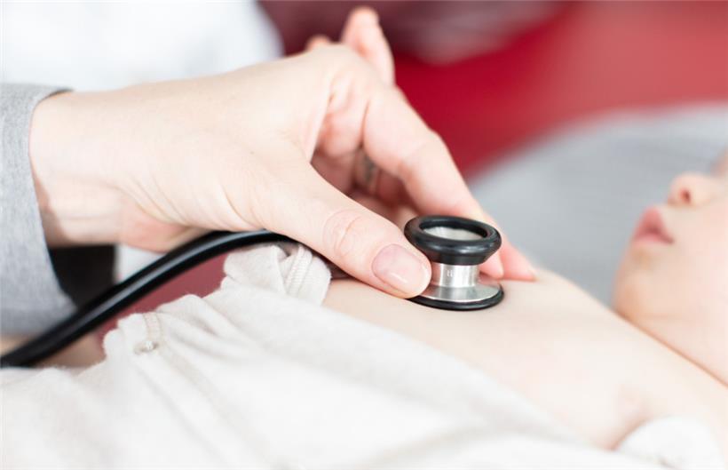 Bronchiolitis ist eine Atemwegserkrankung, die bei Säuglingen unter zwei Jahren sehr häufig vorkommt
