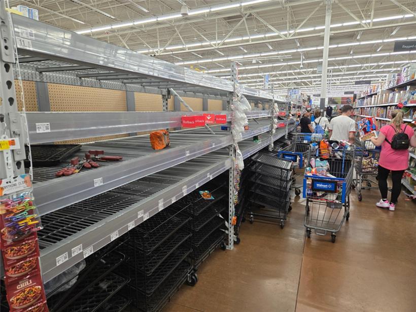 Brot und Wasser gehören zu den gefragtesten Artikeln im Walmart-Supercenter