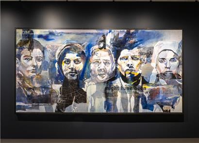 Bruce Clarke stellt keine bestimmten Konflikte dar. Vielmehr stehen seine Kunstwerke stellvertretend für wiederkehrende Gräueltaten.
