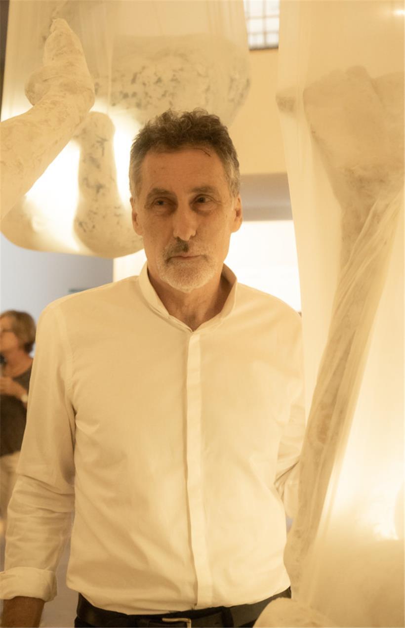 Bruce Clarkes Familiengeschichte hat einen großen Einfluss auf seine Kunst
