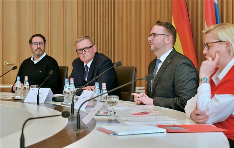 Bruno Cavaleiro, Paul Zenners, Christian Weis und Josée Hansen präsentieren das Programm der „Joyeuse Entrée“ am Dienstagmittag