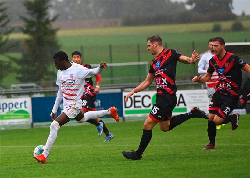 Bruno Correia (l., Fola) erzielte zwei Tore gegen Kehlen
