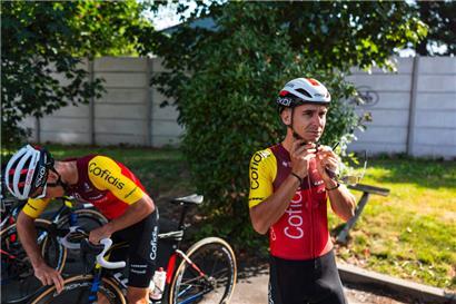 Bryan Coquard (rechts) bekam nach dem Sturz am Montag die Gelbe Karte
