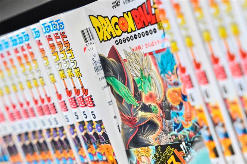 Bücher aus der beliebten Manga-Serie „Dragon Ball“ in einem Regal in einem Geschäft in der Innenstadt von Tokio
