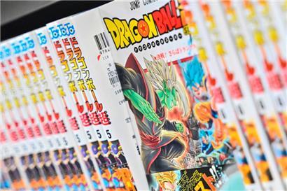 Bücher aus der beliebten Manga-Serie „Dragon Ball“ in einem Regal in einem Geschäft in der Innenstadt von Tokio
