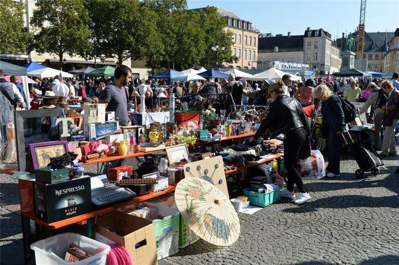Bücher, eine Kaffeemaschine und vieles mehr bieten Privatpersonen am Sonntag vor dem städtischen Rathaus zum Verkauf an

