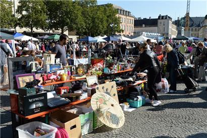 Bücher, eine Kaffeemaschine und vieles mehr bieten Privatpersonen am Sonntag vor dem städtischen Rathaus zum Verkauf an
