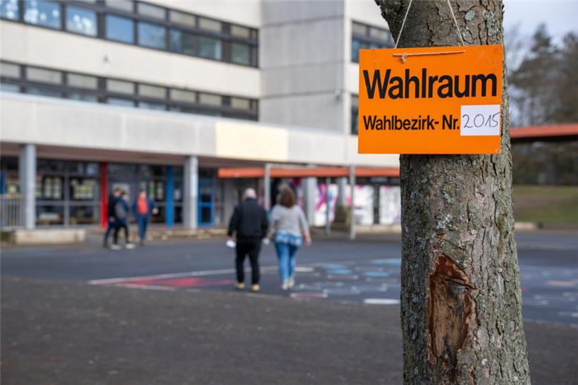Bürger am Sonntag auf dem Weg ins Wahlbüro in Kordel bei Trier
