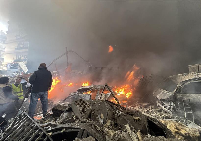 Bürger und Rettungskräfte am zerstörten Ort eines israelischen Luftangriffs in Beirut versammelt