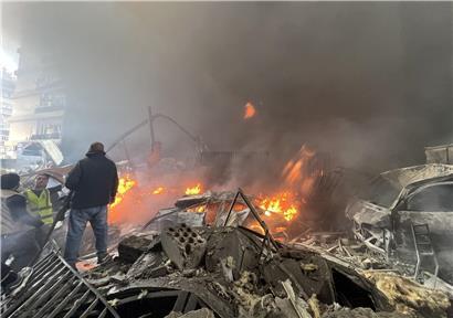 Bürger und Rettungskräfte am zerstörten Ort eines israelischen Luftangriffs in Beirut versammelt