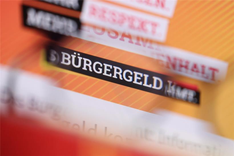 „Bürgergeld“ ist auf der Homepage des deutschen Bundesministeriums für Arbeit und Soziales durch eine Brille zu lesen
