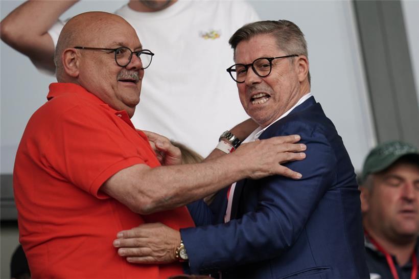 Bürgermeister Altmeisch (l.) und Vereinspräsident Bei (r.) fielen sich am 15. Juli beim Qualifikationsspiel von Differdingen 03 auf der Ehrentribüne in die Arme – wohl wissend, dass die Fotografen nur auf diesen Moment gewartet haben. Sie nahmen dementsprechend auch nebeneinander Platz.

